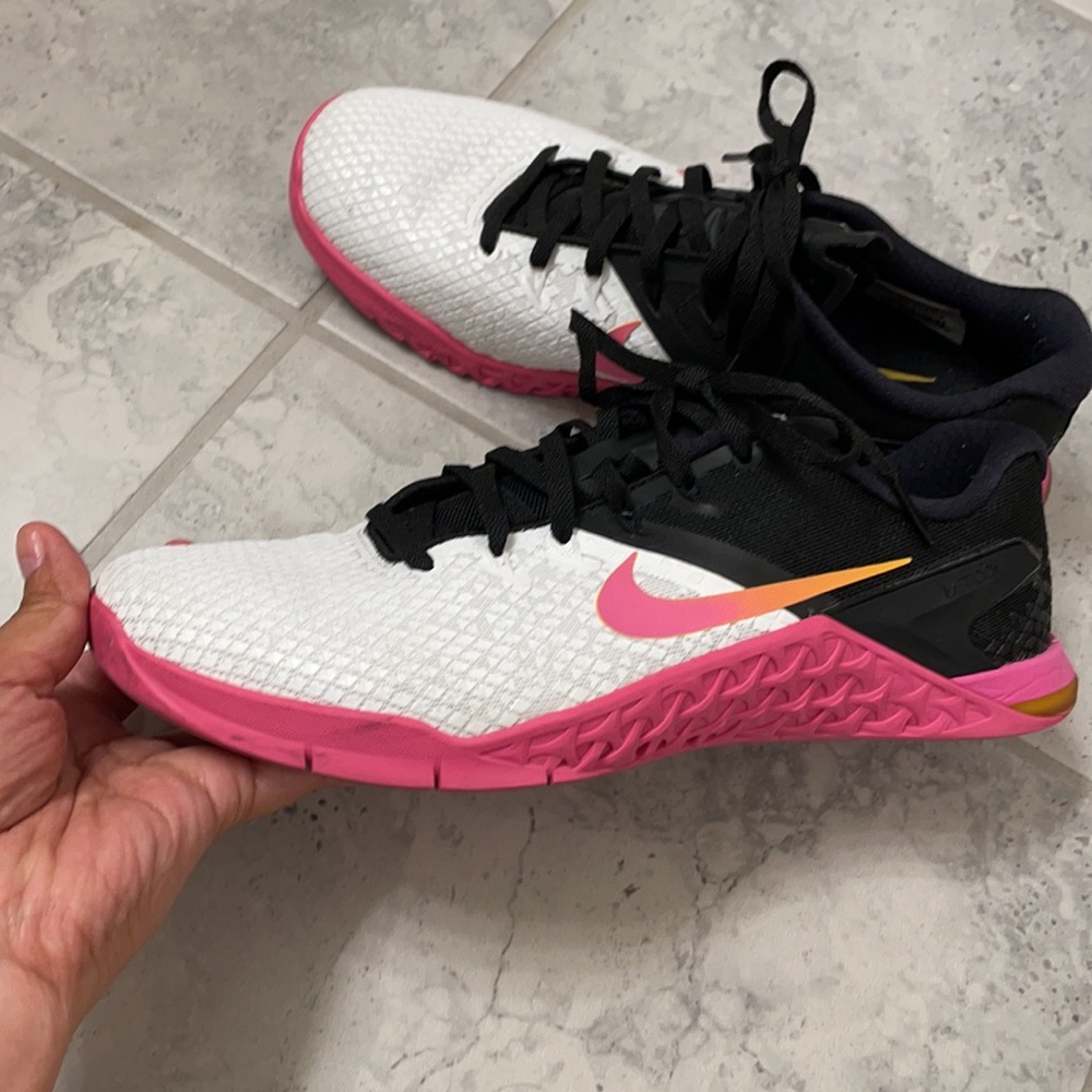 Nike Metcon 4 hot pink and black